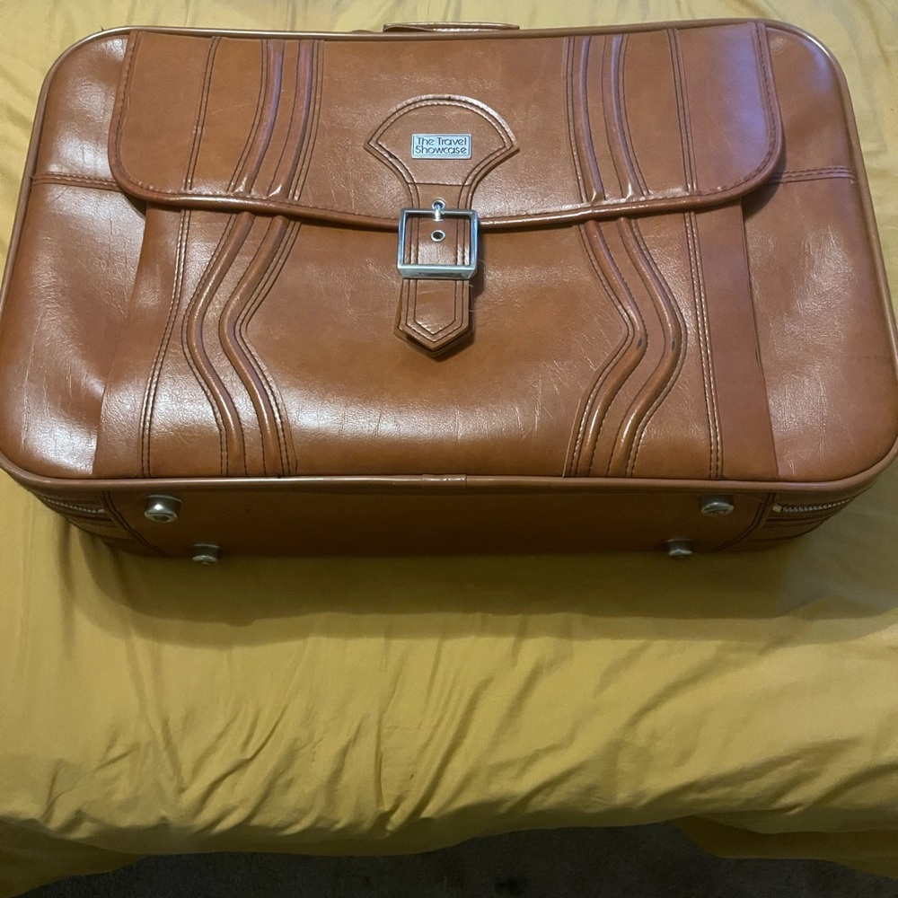 Leather vintage suitcase new without tags. Locking with keys